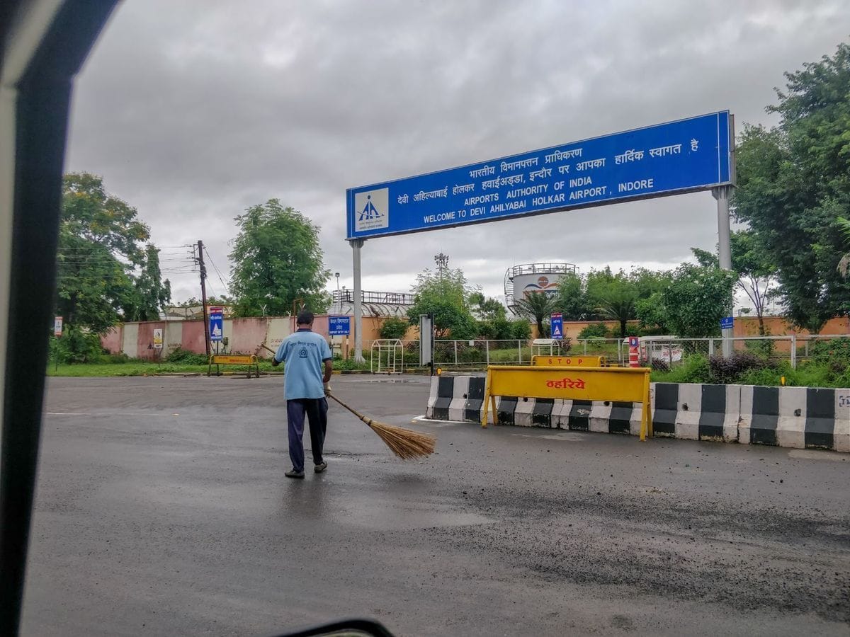 Indore: City residents will hold brooms on Wednesday and clean the roads of Indore, sweepers will be on leave.