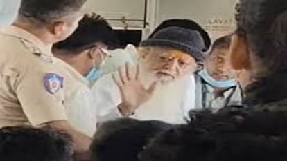 Rajasthan News: आजीवन कारावास की सजा काट रहे आसाराम को इलाज के लिए पुणे भेजा, 11 साल बाद जेल से बाहर आया Rajasthan News: Asaram sent to Pune for treatment, came out of jail after 11 years
