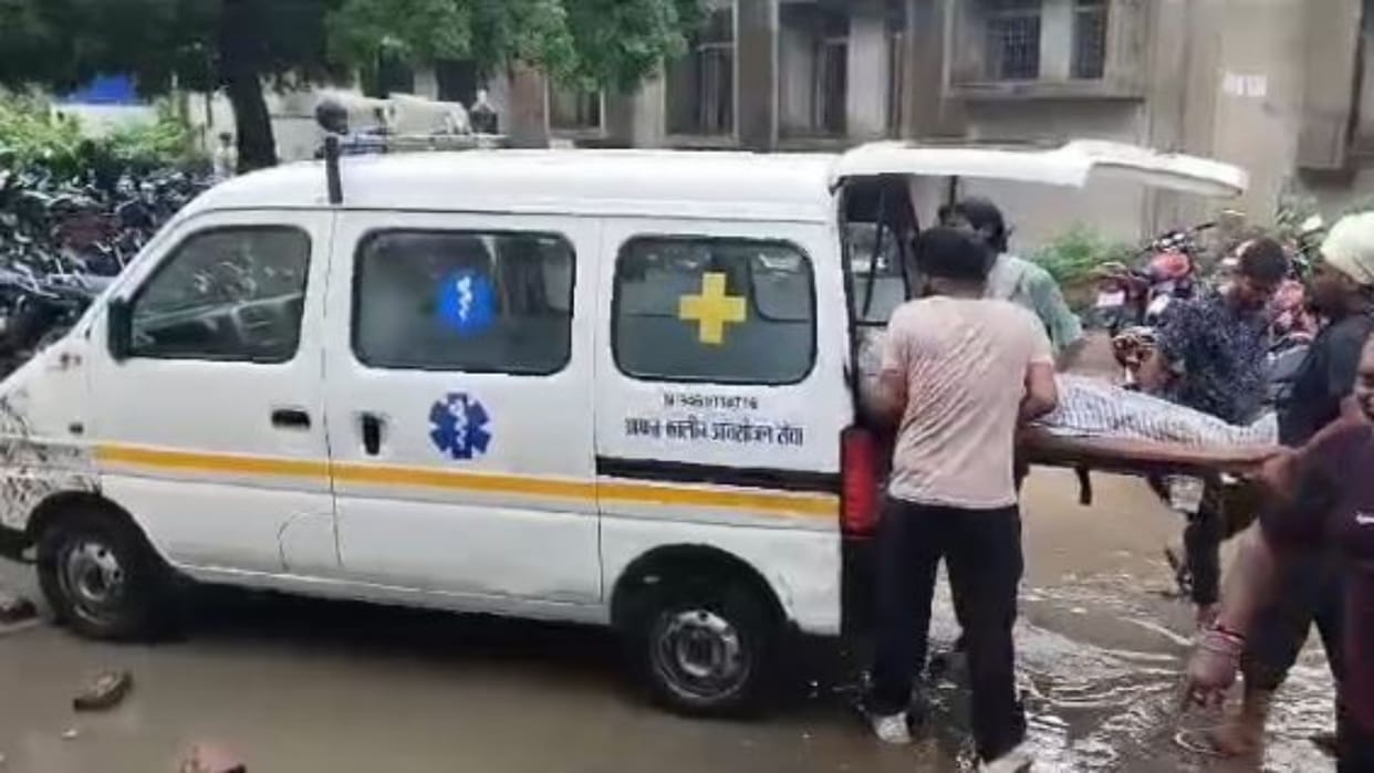 Alwar News: Bike riding couple hit by private bus, bike rider dies in road accident, wife injured