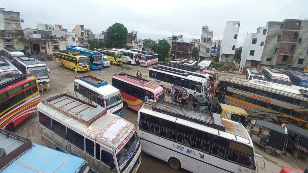 Chittorgarh: Buses stopped due to strike by private bus operators, people had to cancel their journey