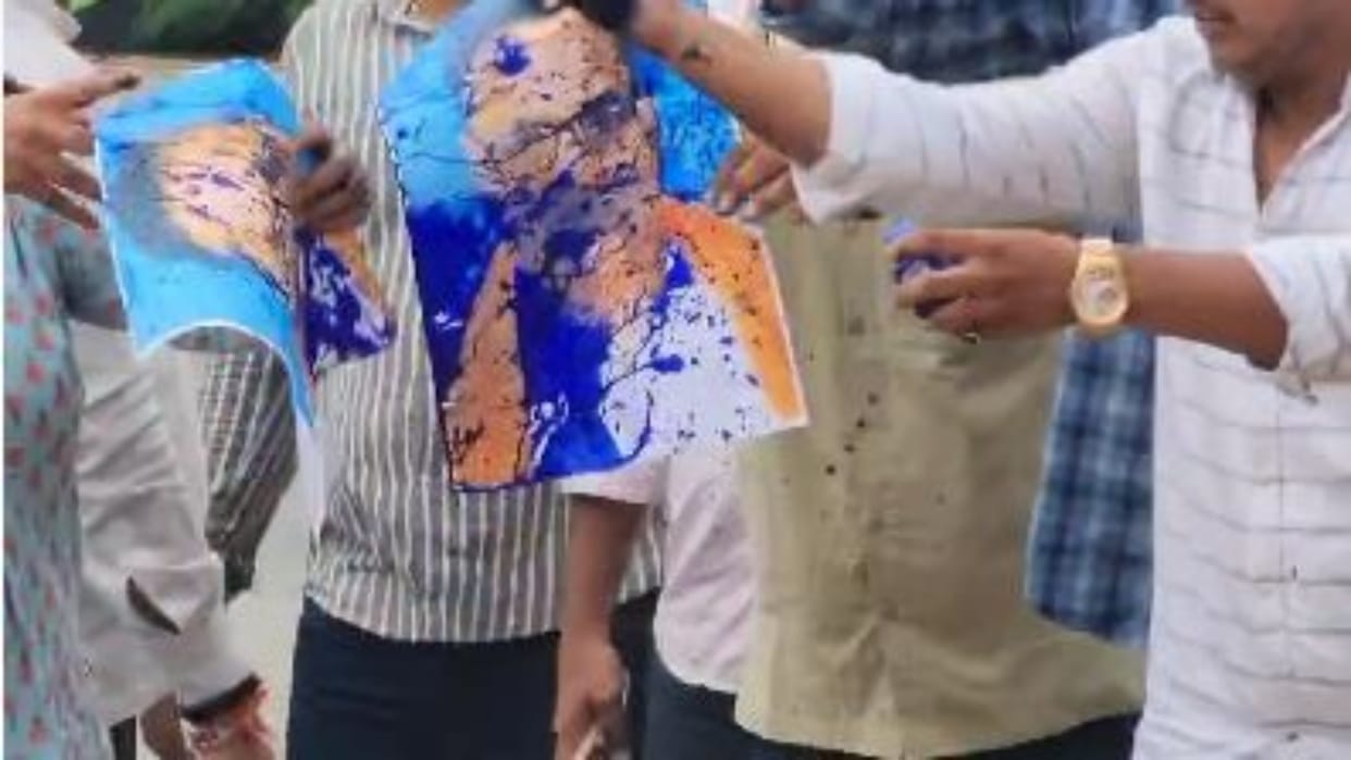 Jaipur: Congress Yuva Morcha creates ruckus at BJP headquarters, black marks on the photo of state in-charge