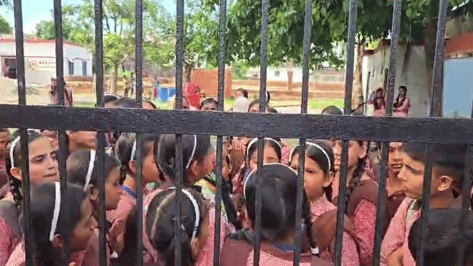 Bijnor: When the teacher was suspended, the whole class cried bitterly, eyes will fill with tears after watchi