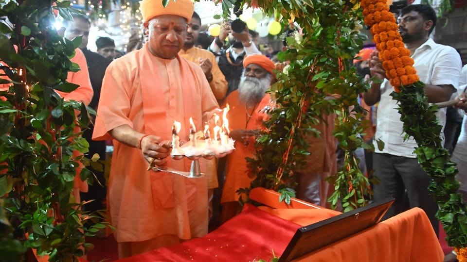 CM Yogi Adityanath offered prayers at Gorakhnath temple on Janmashtami