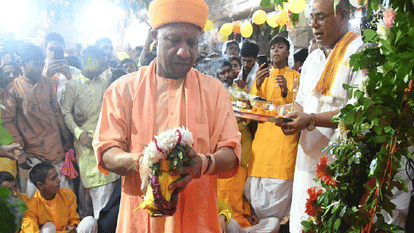 CM Yogi Adityanath offered prayers at Gorakhnath temple on Janmashtami