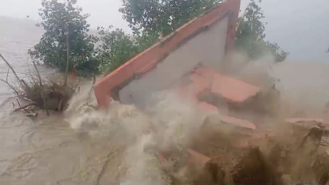 Makaiya Baba temple submerged in flood of Saryu river in Ballia