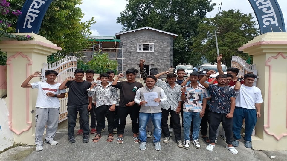 People of dharchula reached the headquarters 90 km away demanding posting of teachers