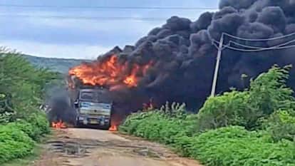 Mandsaur News: A truck loaded with tyres caught fire from a high tension line on Nimathur-Sanda road