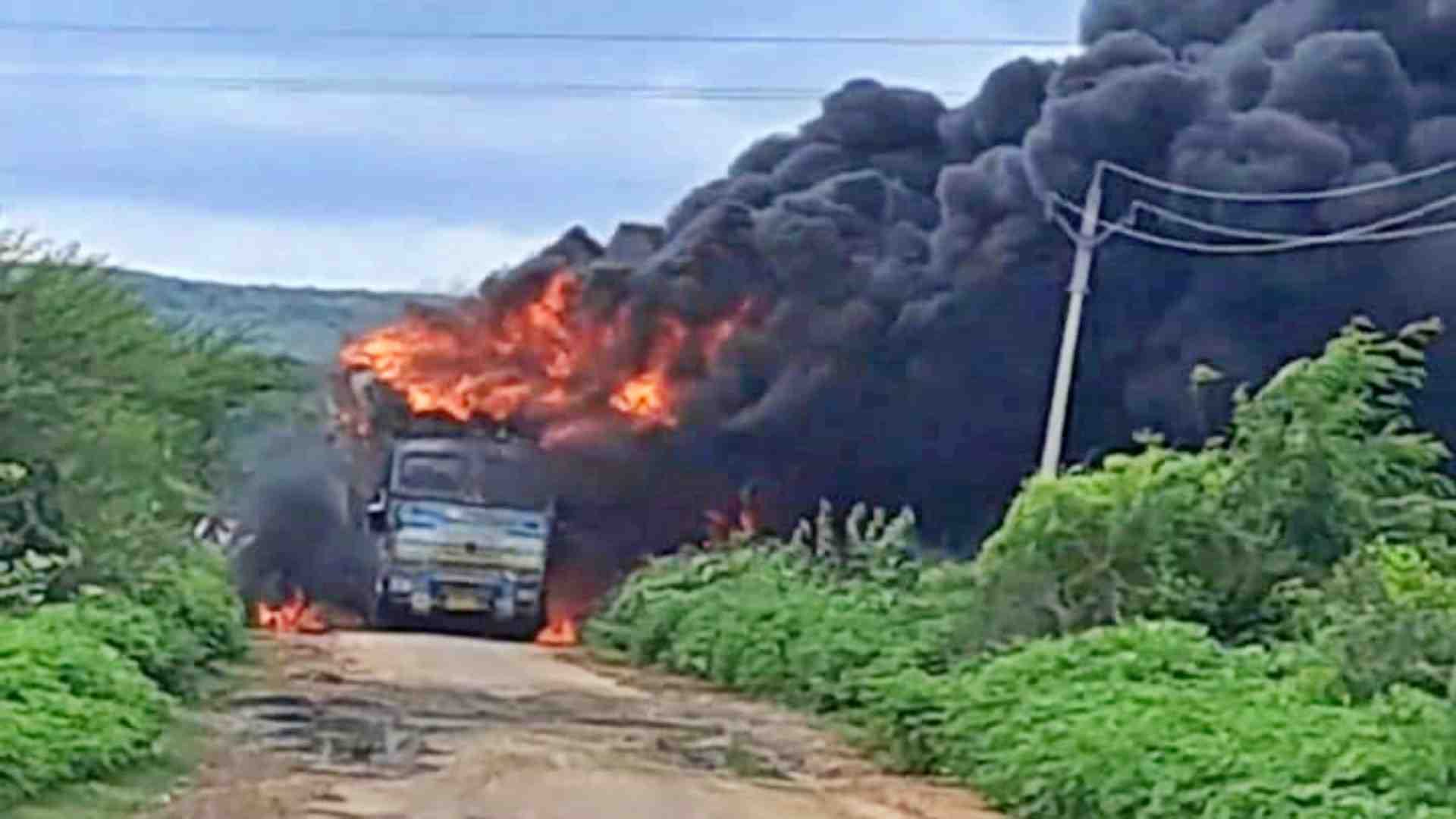 ट्रक में लगी आग।