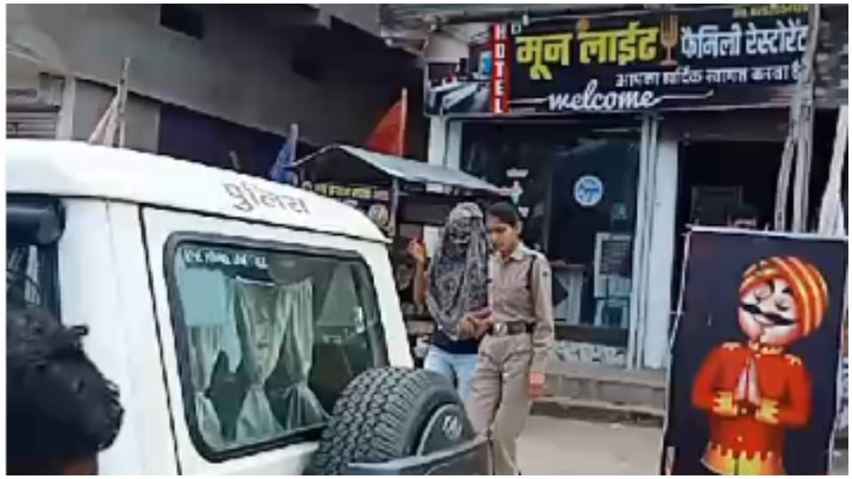 Tikamgarh Police detained young man and  girl from hotel of Kundeshwar Dham