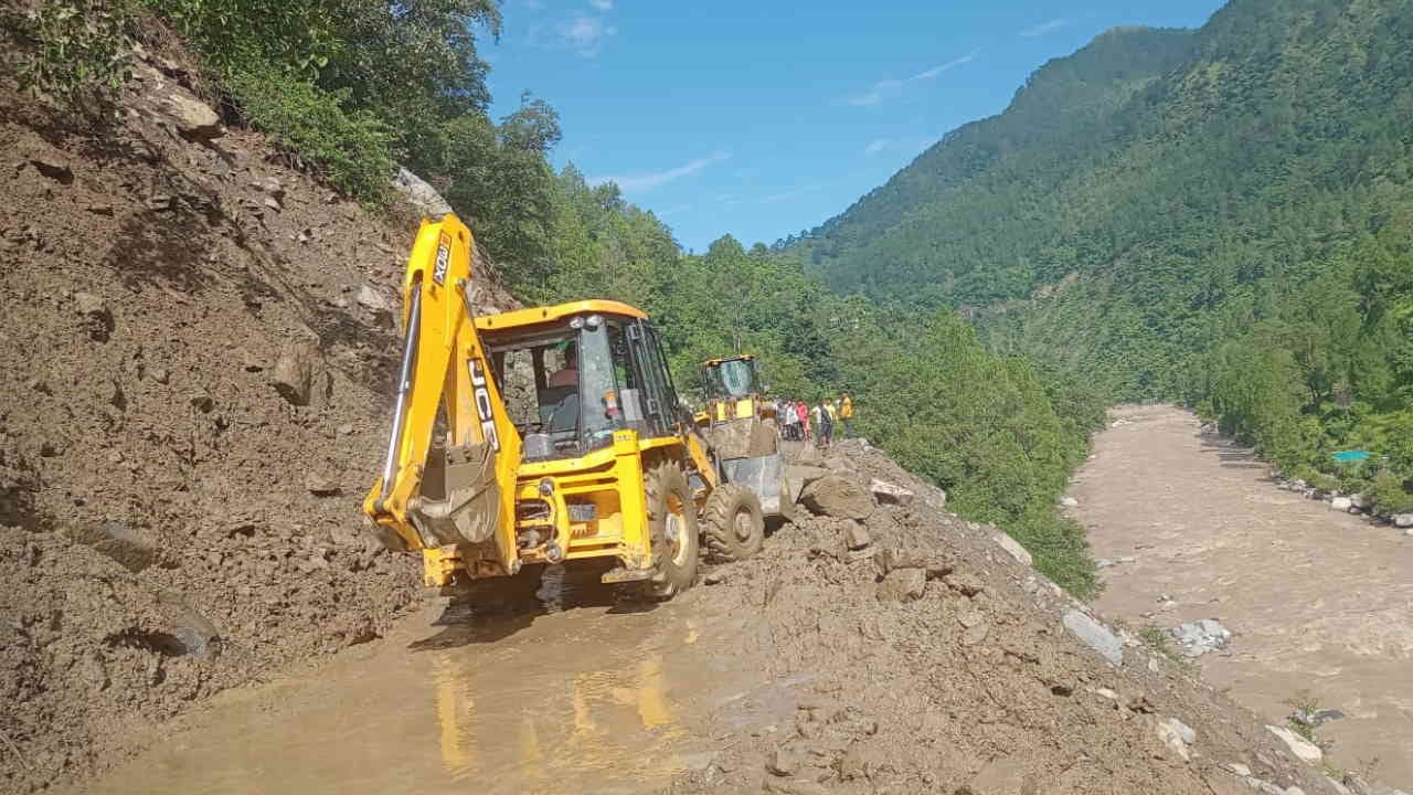 Landslide near Mussoorie Landour road highway closed in Karnaprayag passengers stranded Uttarakhand News