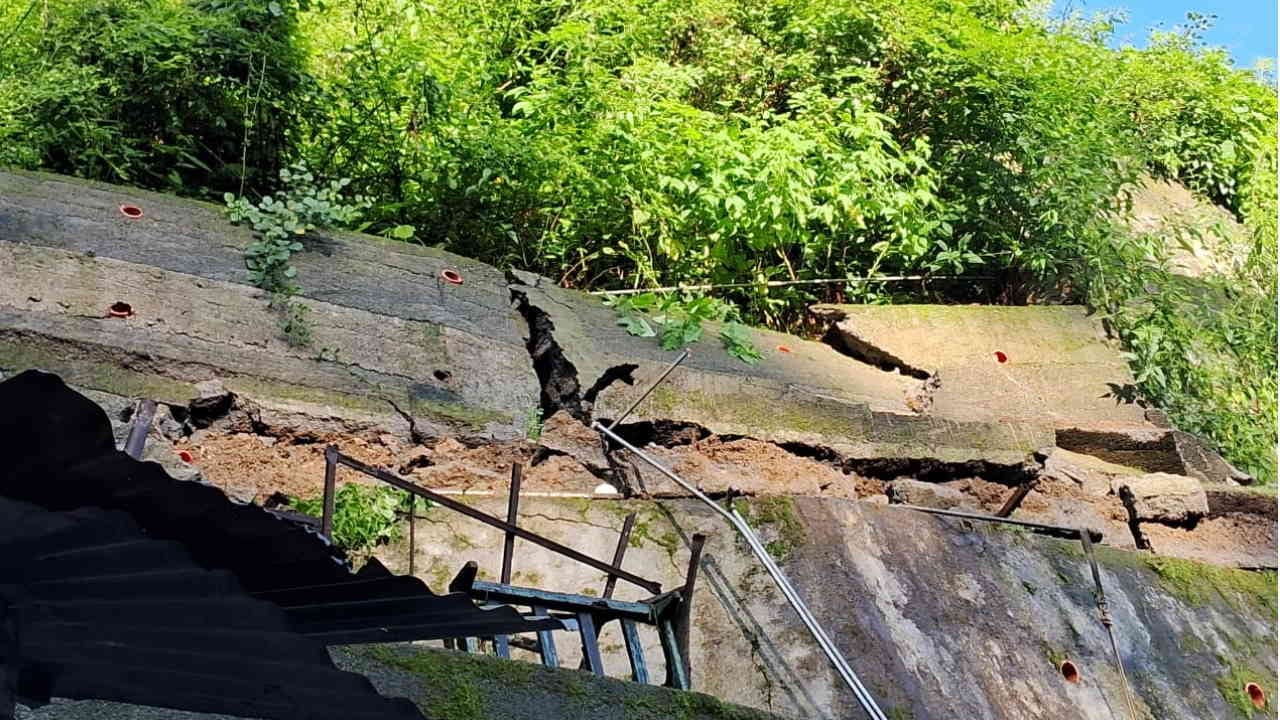 Landslide near Mussoorie Landour road highway closed in Karnaprayag passengers stranded Uttarakhand News