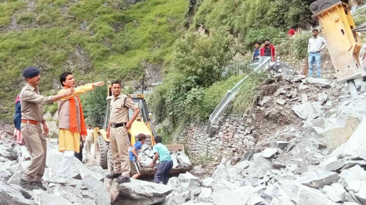 Landslide near Mussoorie Landour road highway closed in Karnaprayag passengers stranded Uttarakhand News