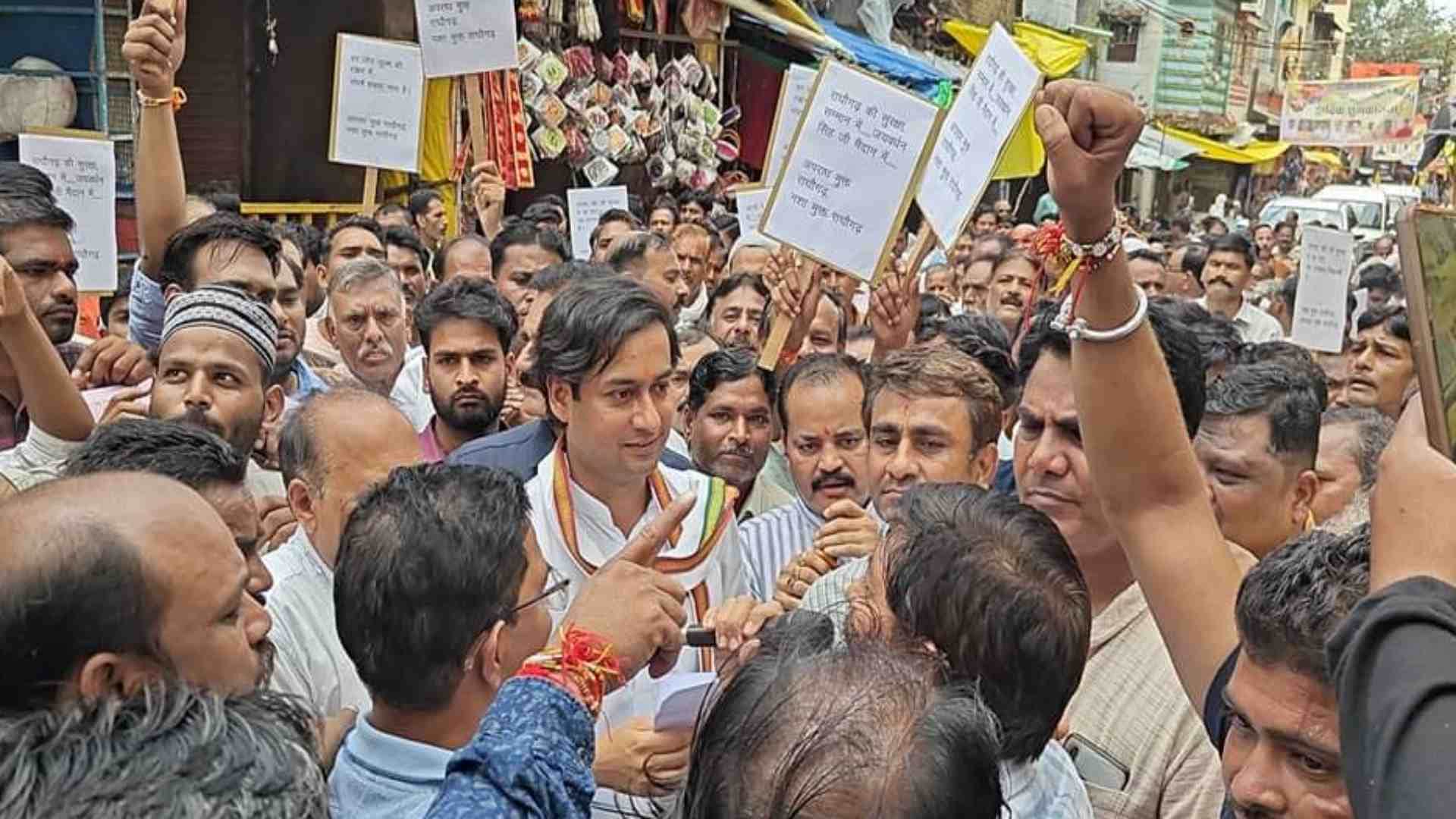 विधायक के साथ प्रदर्शन करते स्थानीय लोग।