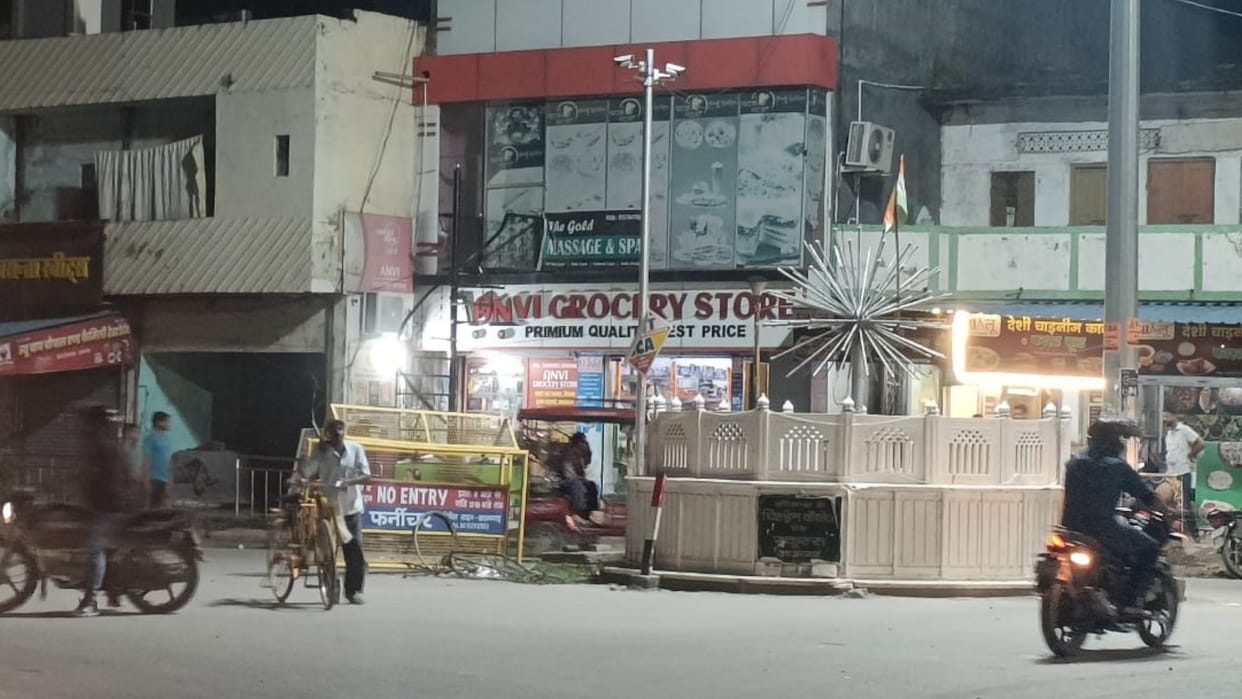 sex racket was going on spa center in azamgarh Police raided and caught three girls and two boys