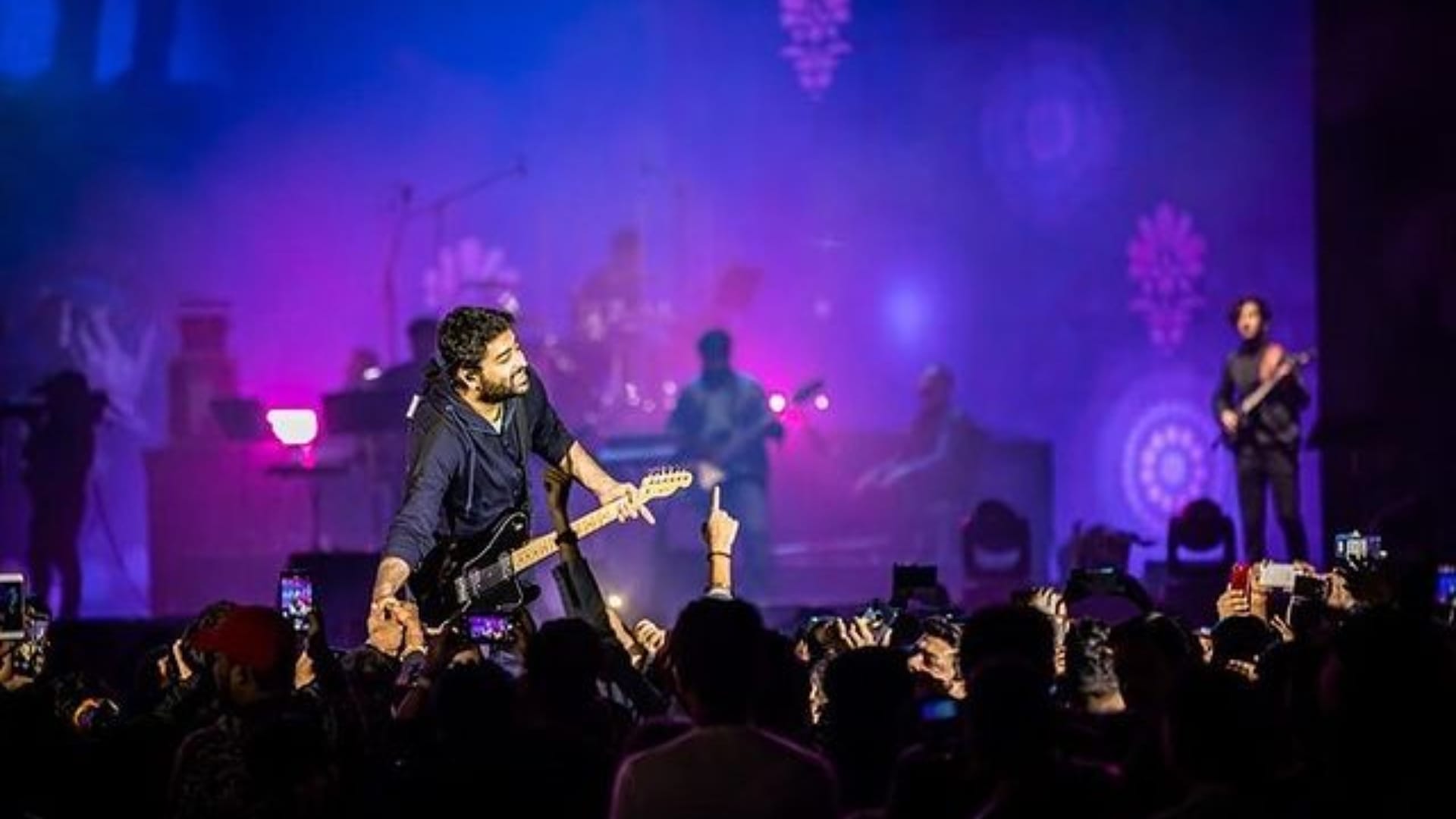 Arijit Singh stopped performance to address the situation and apologize to woman At UK Concert