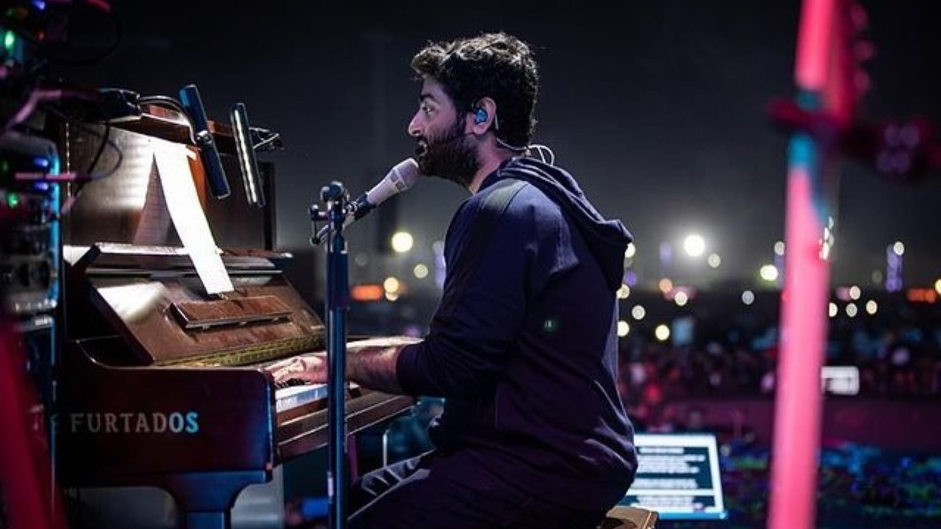Arijit Singh stopped performance to address the situation and apologize to woman At UK Concert