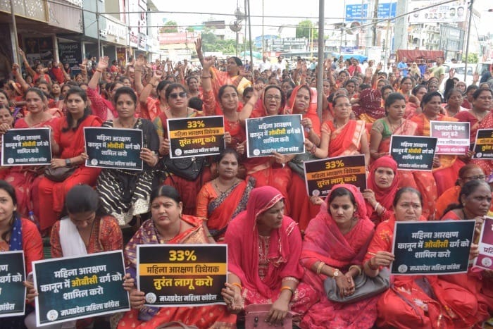 Bhopal: Mahila Congress's protest, police stopped them from going to Raj Bhavan, state president felt dizzy