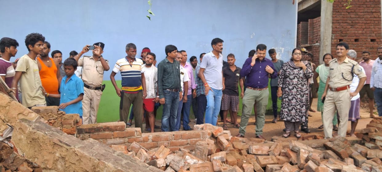 Bihar News; Wall collapses in Patna, more than 20 people injured; Baba's sermon, Bihar Police