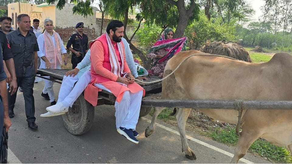CM Nayab Saini come out from his car and travel on bull-buggy in Jind remembered his childhood days