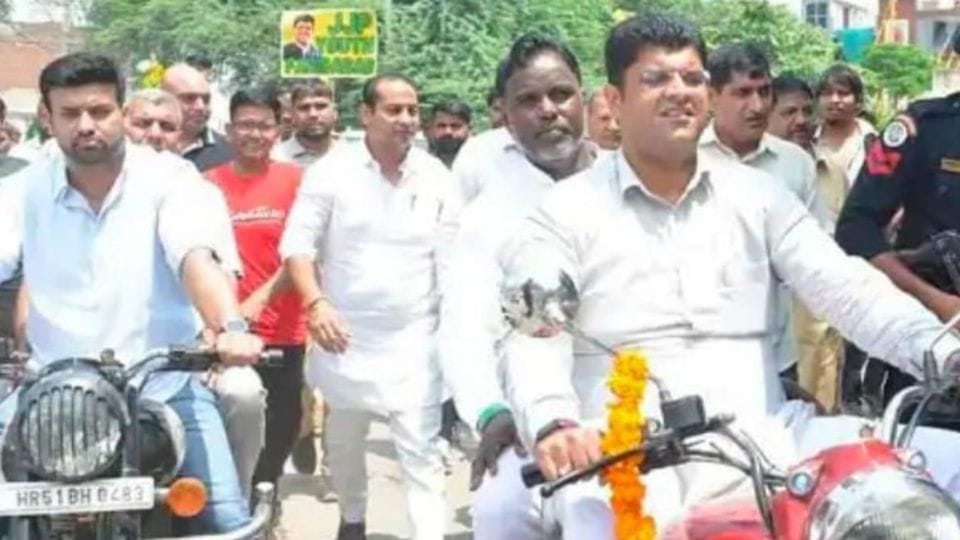 Traffic police issued challan to JJP party workers in Faridabad