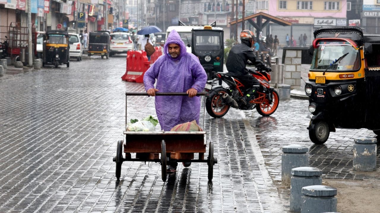 Clouds rained heavily, streets and localities submerged in Jammu, roads turned into ponds, see pictures