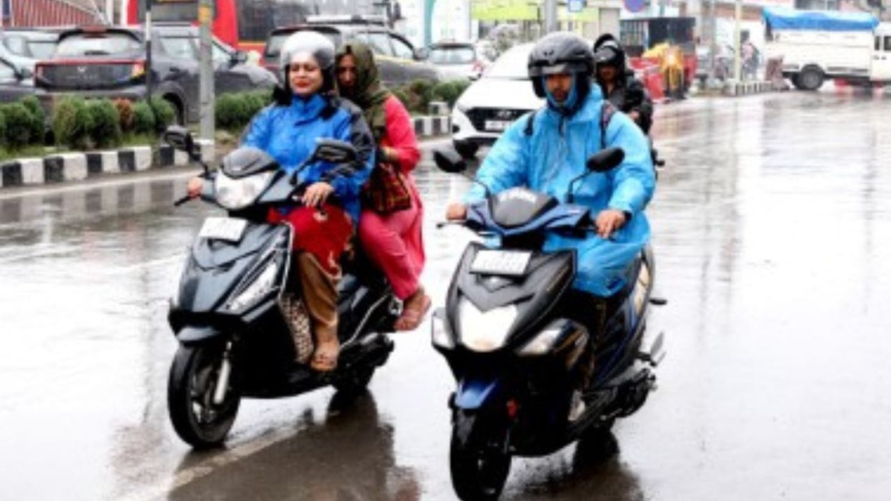 Clouds rained heavily, streets and localities submerged in Jammu, roads turned into ponds, see pictures