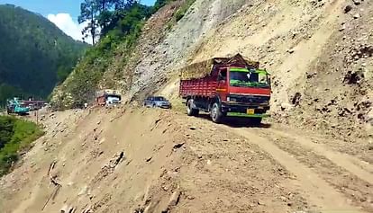 Landslide: पर्थाडीप में आठ घंटे तक अवरुद्ध रहा बदरीनाथ हाईवे, नंदप्रयाग-सैकोट सड़क से हुई वाहनों की आवाजाही Badrinath highway remains blocked for eight hours in Parthadip after landslide