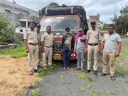 Anuppur: Vehicle seized with 6 tons of illegal scrap, District Collector's accused caught with scrap