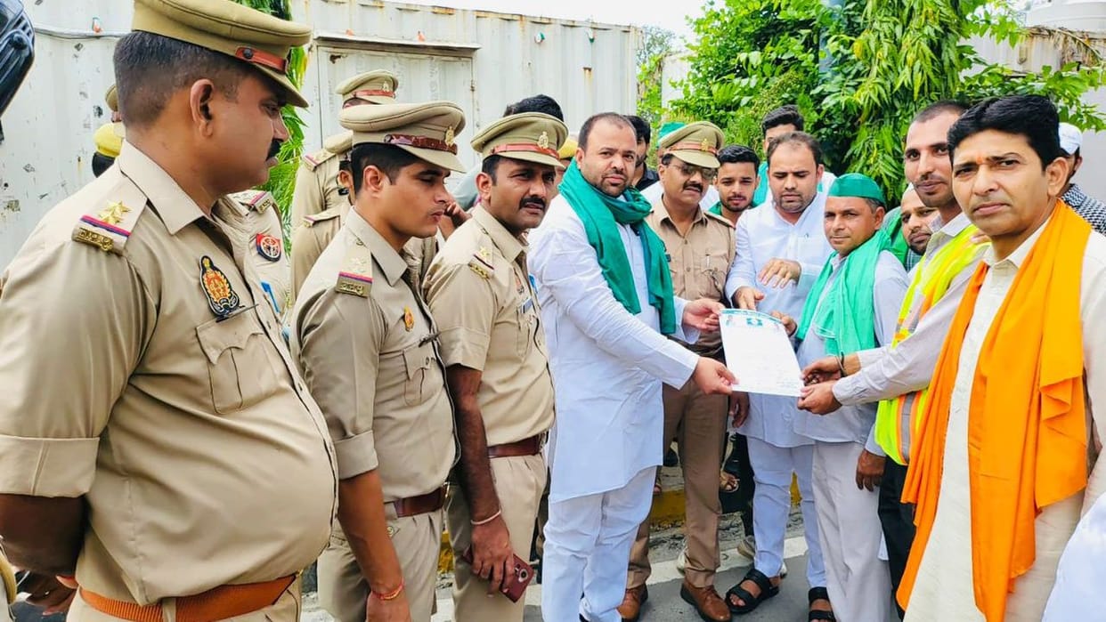 Farmers protest at Dasna toll, voice against tax and ill-treatment