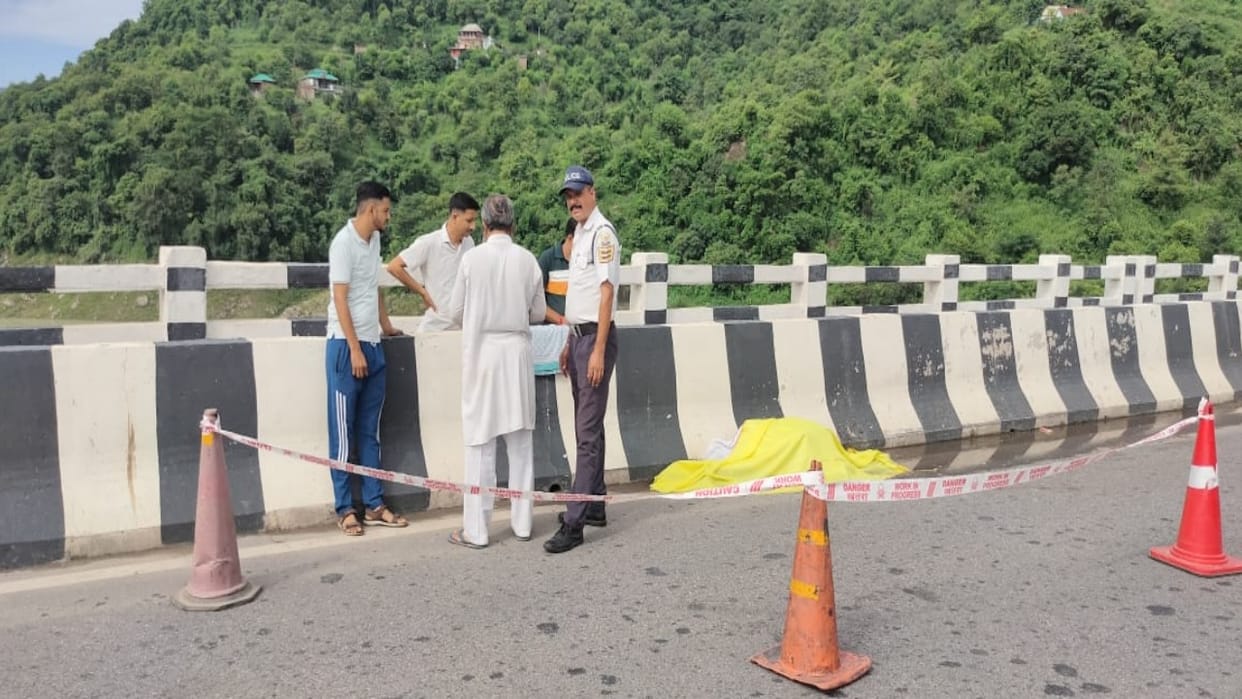 person's crushed body was found on the Mandi-Bharadi bridge of the four-lane