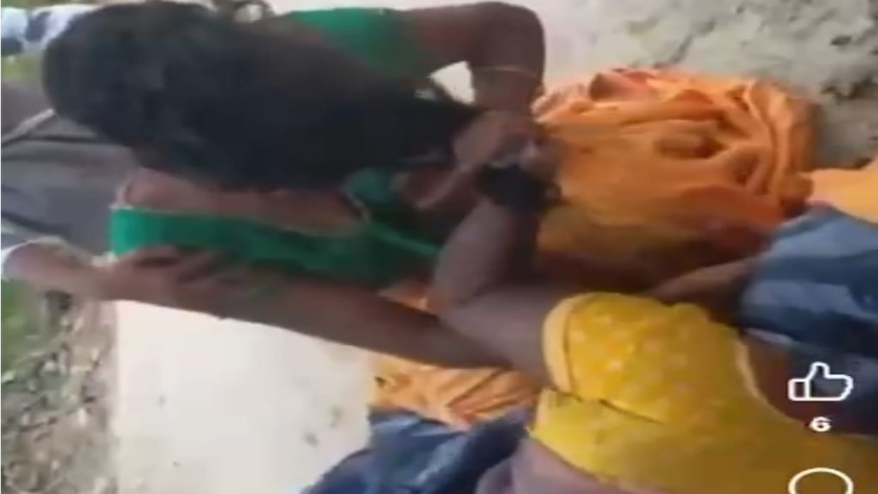 Village head woman and her aunt clashed in the middle of the road in Gorakhpur.
