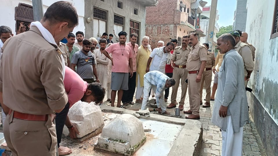 Baghpat: Devasthan damaged, dead cattle found near the temple, commotion and outrage, this action was taken
