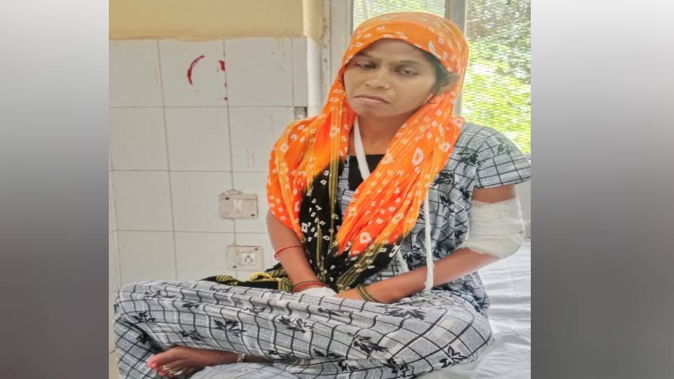 attackers fire on woman standing outside house with husband In Mainpuri she got injured after being shot