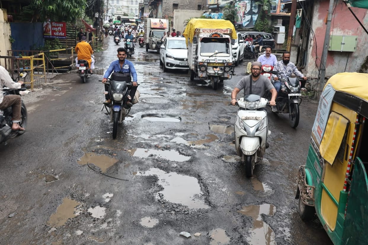 Indore: Water receded from the roads in Indore, now the problem of potholes has increased