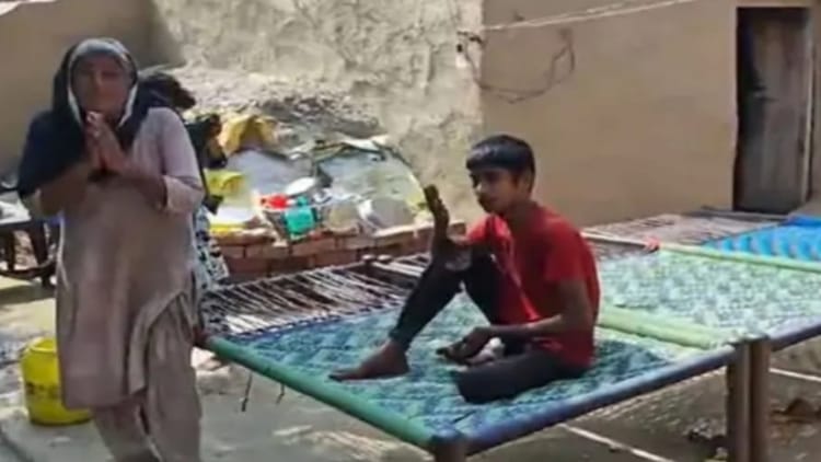 14 Year Old Child Tied With Iron Shackles For Five Years In Firozpur – Amar Ujala Hindi News Live – Punjab:पांच साल से लोहे की बेड़ियों से बंधा 14 वर्षीय किशोर, घरवाले बोले