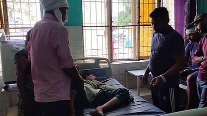 UP News: कॉलेज से लौटते ही बिगड़ी हालत, एक ही गांव की दो छात्राओं की मौत; मरने से पहले कही थी ये बात Two girl students died under suspicious circumstances in mainpuri after returned to college