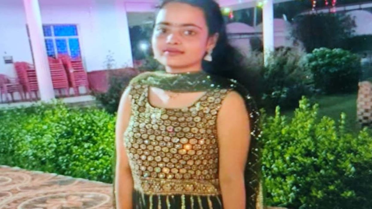 Farrukhabad: A student alone at home committed suicide by hanging herself