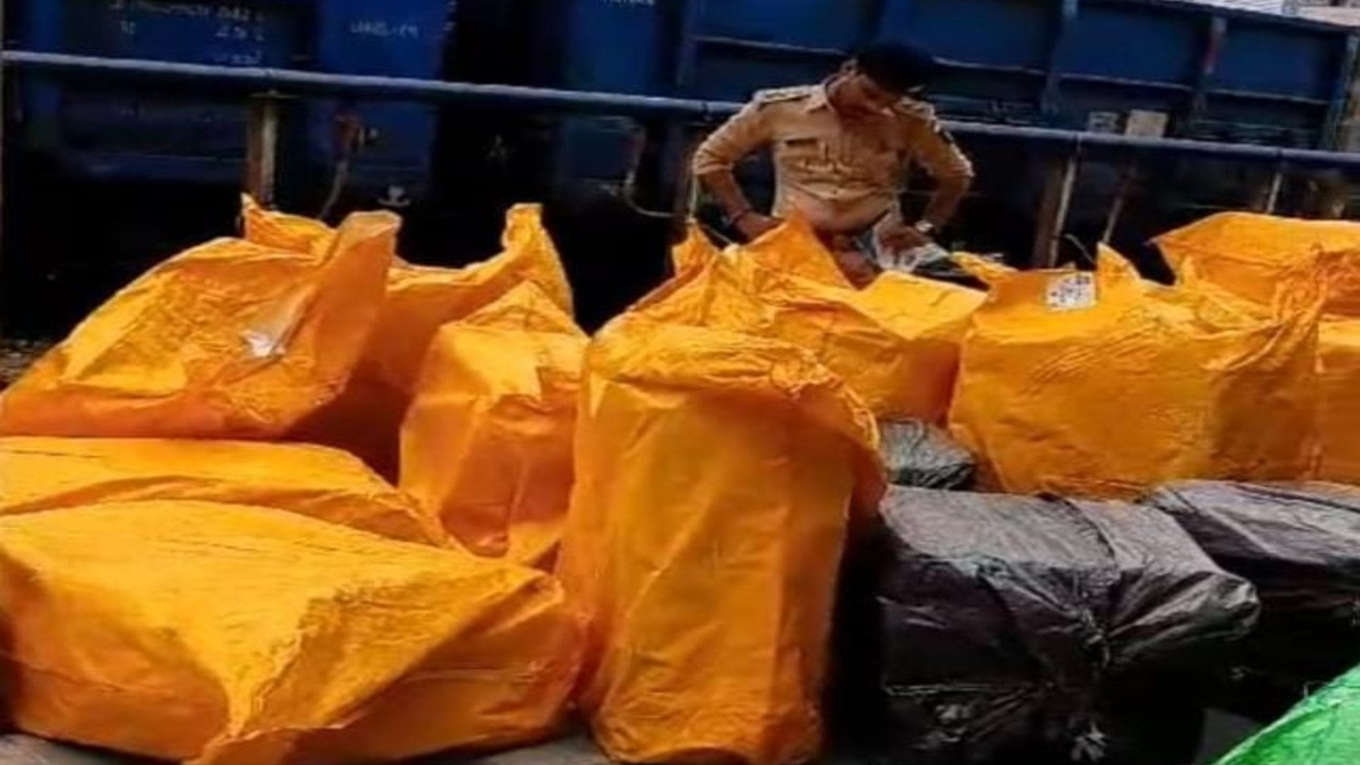 कटनी में जीएसटी टीम ने रेलवे पार्सल को जांच के लिए जब्त किया है।