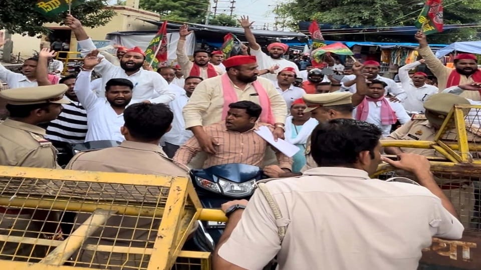 Police stopped SP going to submit memorandum to CM Yogi