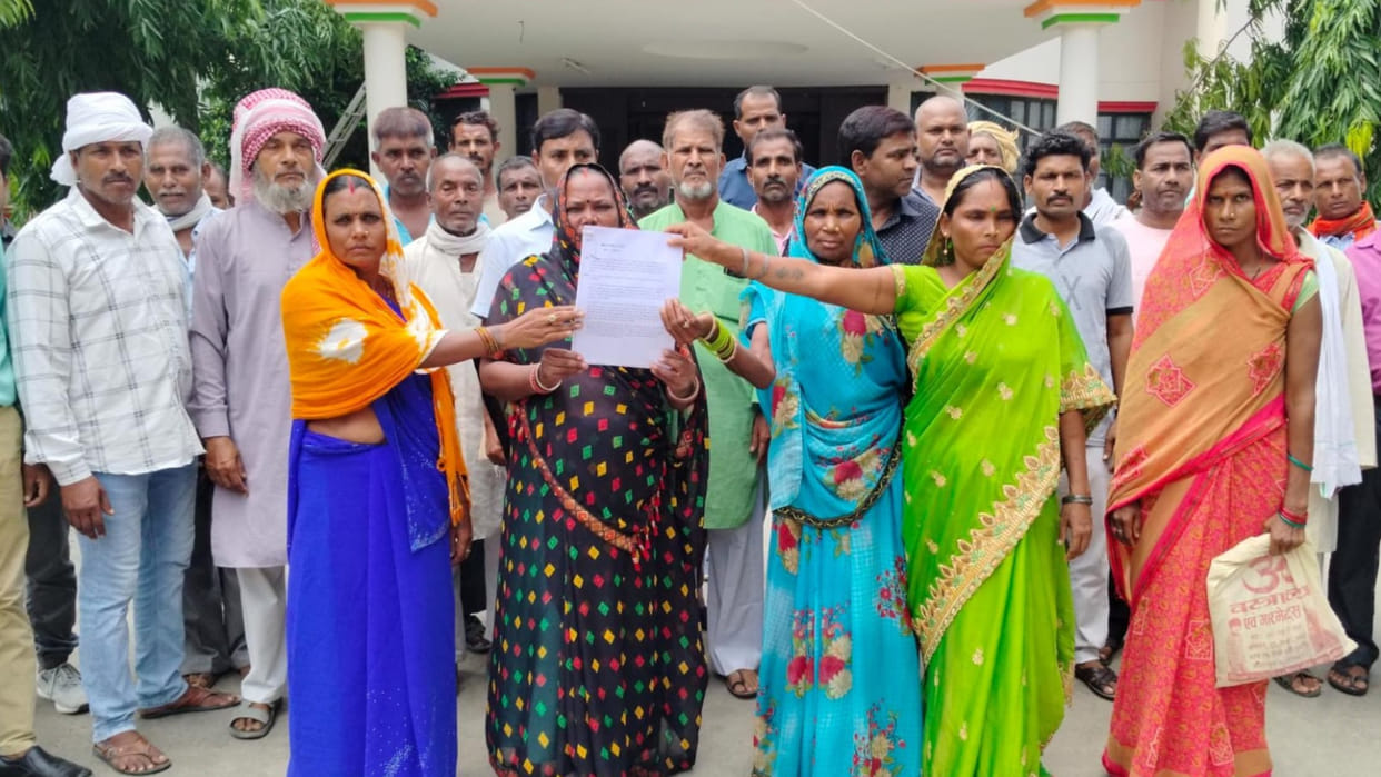 Pipra Lala village People gave memorandum to DM. protest for Panchayat building in Maharajganj