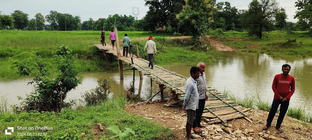 मैहर में ग्रामीणों ने बना दिया बांस का पुल।