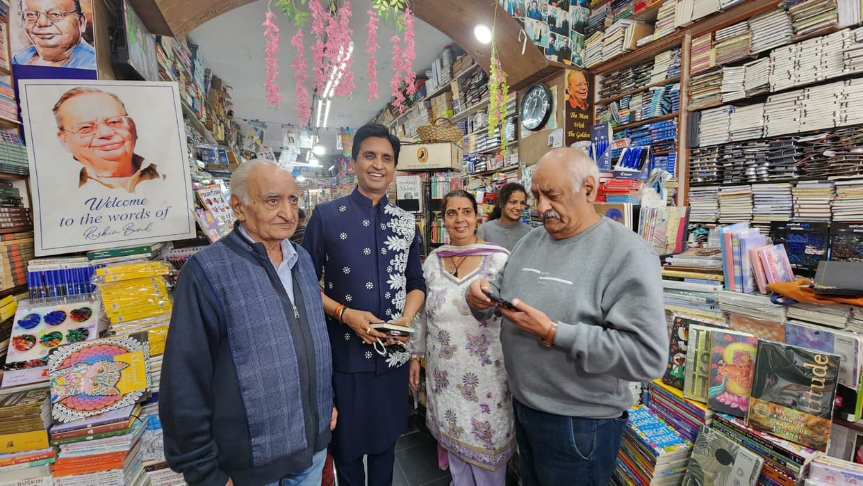 Kumar Vishwas visited Mussoorie with his family clicked photos with fans