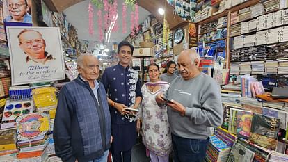 Mussoorie: परिवार के साथ पहाड़ों की रानी की सैर पर पहुंचे कुमार विश्वास, प्रशंसकों के साथ खिंचवाई फोटो Kumar Vishwas visited Mussoorie with his family clicked photos with fans