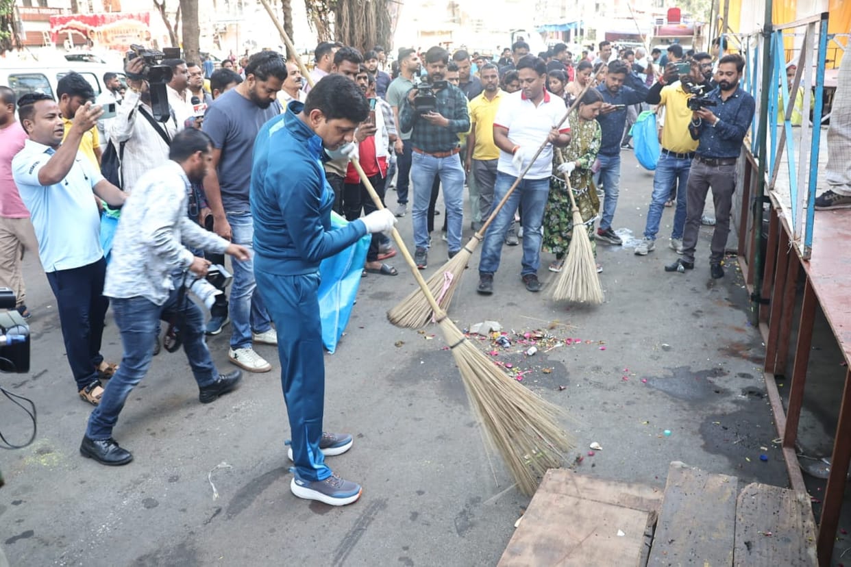 Indore: Sweepers on leave in Indore, Mayor, Collector, Commissioner sweep the streets