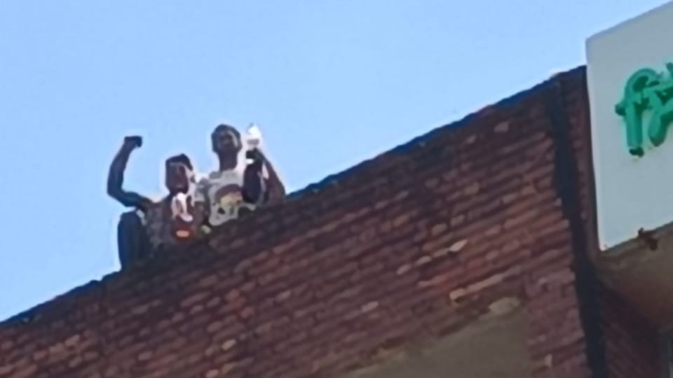 Unemployed teachers carrying petrol and climb on PSEB Mohali building demanding appointment letter