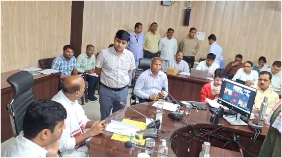 PM Modi Minister Virendra Khatik reprimanded Chhatarpur Mineral Officer Amit Mishra on illegal mining MP Hindi
