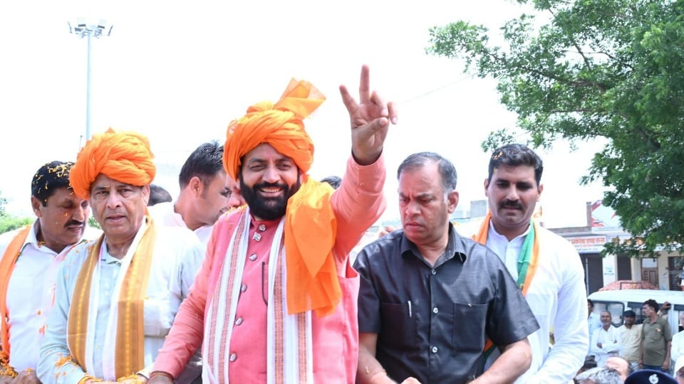 CM Nayab singh Saini road show in Pundri Kaithal also took a bullock cart ride