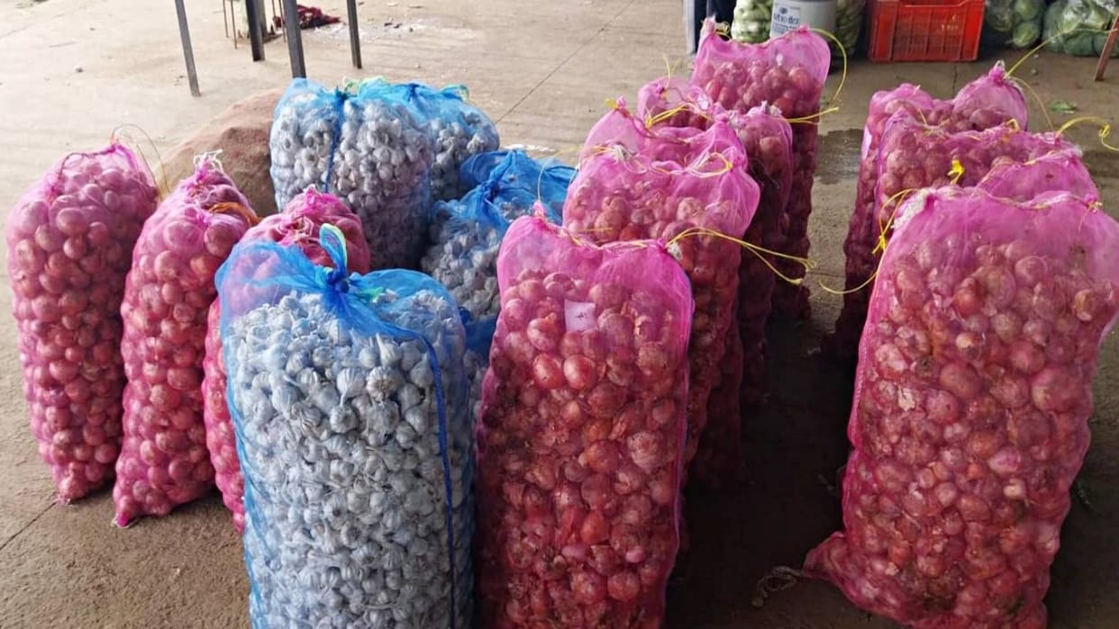 Chittorgarh People suffering due to hoarding garlic has disappeared from kitchen price reached Rs 450 per kg