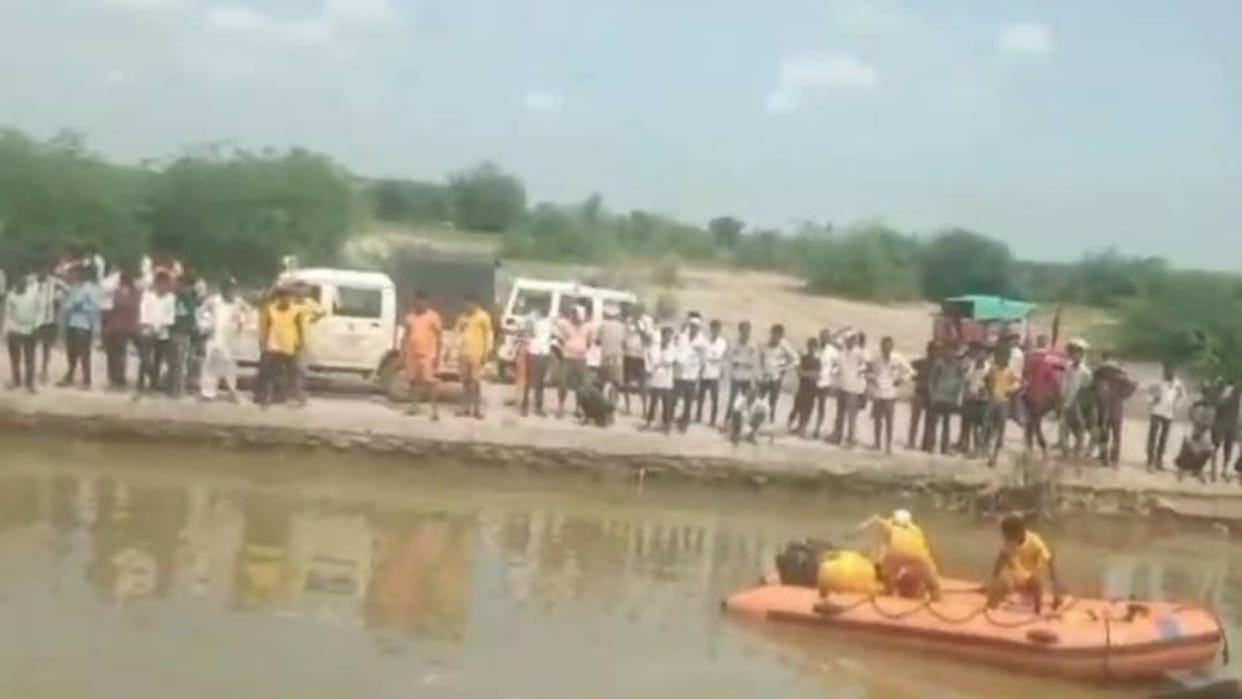SawaiMadhopur Driver swept away with tractor-trolley on landslide going Sapotra filling gravel Banas river