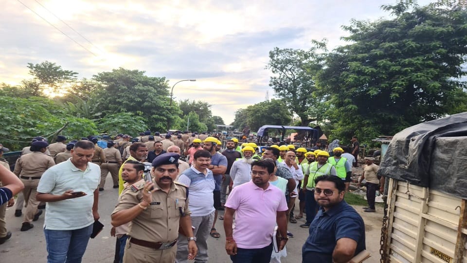 Encroachment removed with bulldozer outside Ramnagar Mandi